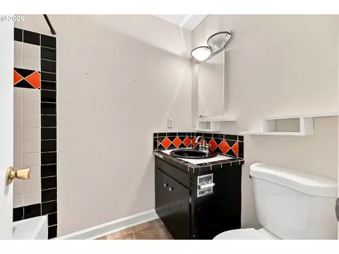 Bath - 880 NW Florence Ave, Gresham, OR 97030 photo 1 of 2