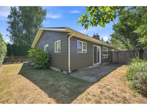 Exterior - 880 NW Florence Ave, Gresham, OR 97030 photo 7 of 8