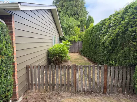 Exterior - 880 NW Florence Ave, Gresham, OR 97030 photo 6 of 7
