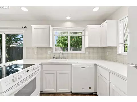 Kitchen - 880 NW Florence Ave, Gresham, OR 97030 photo 3 of 3