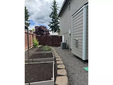 Exterior - 1987 NW 17th St, Gresham, OR 97030 photo 3 of 5