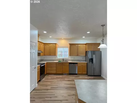 Kitchen - 1987 NW 17th St, Gresham, OR 97030 photo 1 of 2