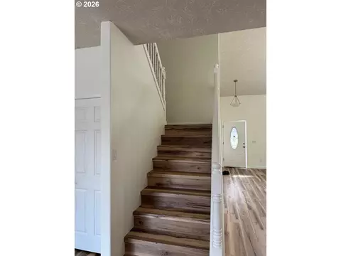 Entry Way - 1987 NW 17th St, Gresham, OR 97030 photo 1 of 4