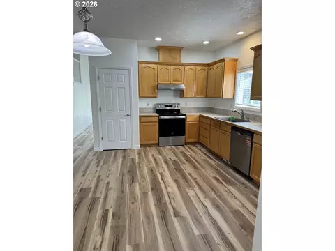 Kitchen - 1987 NW 17th St, Gresham, OR 97030 photo 2 of 2