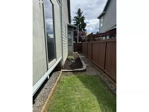 Exterior - 1987 NW 17th St, Gresham, OR 97030 photo 4 of 5