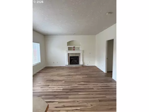 Living - 1987 NW 17th St, Gresham, OR 97030 photo 1 of 2