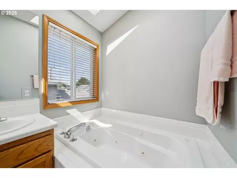 Bath - 4396 SE 1st Ter, Gresham, OR 97080 photo 2 of 6