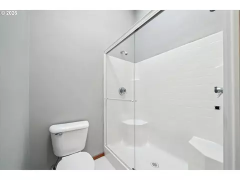 Bath - 4396 SE 1st Ter, Gresham, OR 97080 photo 5 of 6