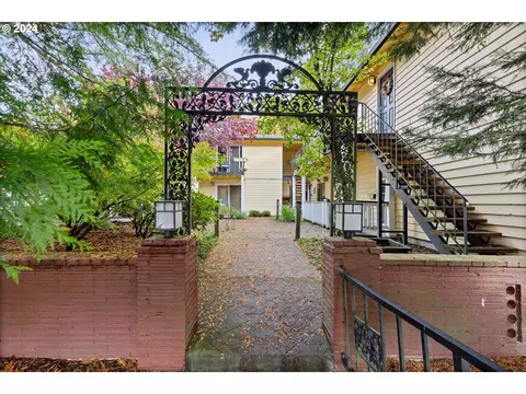 3561 SW Troy St #7, Portland, OR 97219