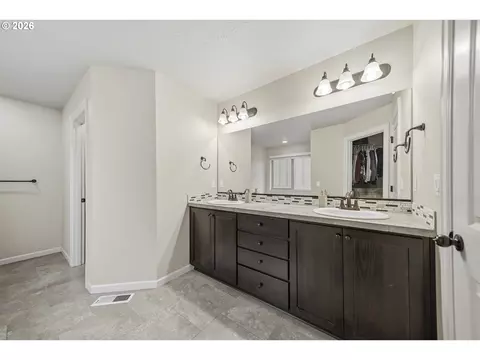 Bath - 4128 SW Emerald Ave, Gresham, OR 97080 photo 2 of 7