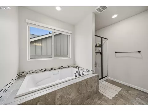 Bath - 4128 SW Emerald Ave, Gresham, OR 97080 photo 3 of 7