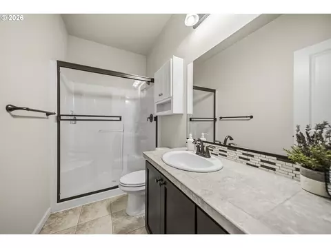 Bath - 4128 SW Emerald Ave, Gresham, OR 97080 photo 7 of 7