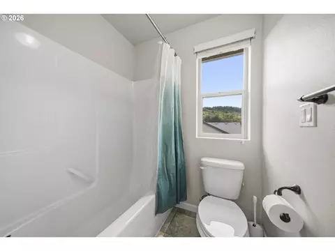 Bath - 4128 SW Emerald Ave, Gresham, OR 97080 photo 6 of 7