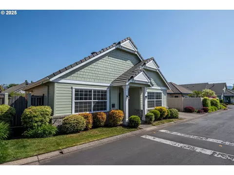 2039 Lake Shore Dr, Eugene, OR 97408
