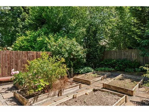Exterior - 1002 NW 22nd Ave, Camas, WA 98607 photo 7 of 8