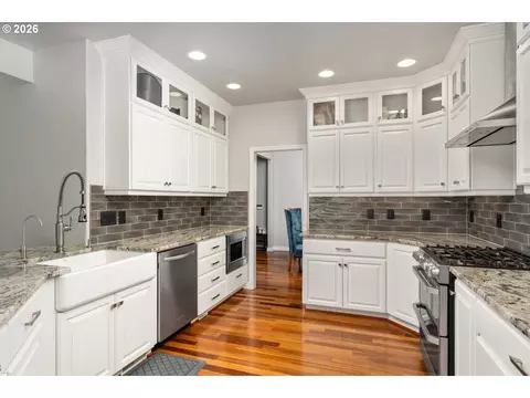 Kitchen - 1002 NW 22nd Ave, Camas, WA 98607 photo 2 of 4