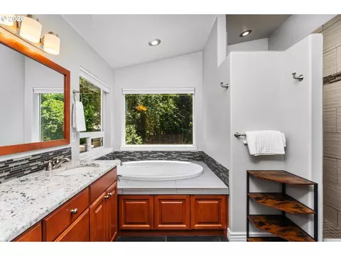 Bath - 1002 NW 22nd Ave, Camas, WA 98607 photo 2 of 3