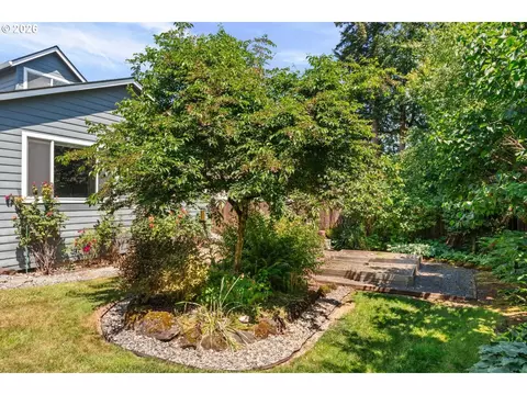 Exterior - 1002 NW 22nd Ave, Camas, WA 98607 photo 6 of 8