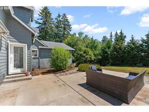 Exterior - 1002 NW 22nd Ave, Camas, WA 98607 photo 3 of 8