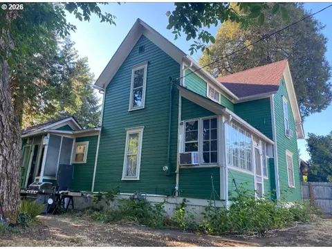 421 E Washington Ave, Cottage Grove, OR 97424