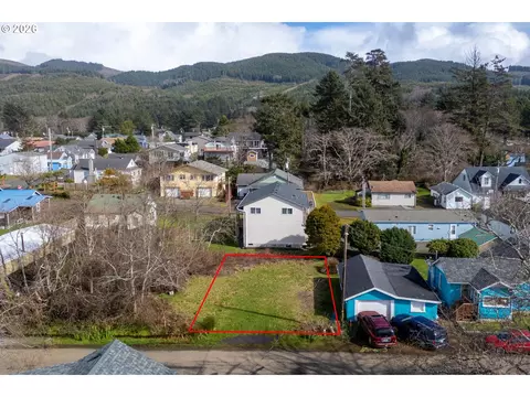 132 S Dolphin St, Rockaway Beach, OR 97136