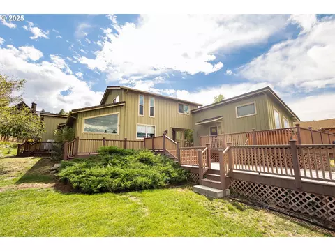 1902 Highland Dr, La Grande, OR 97850