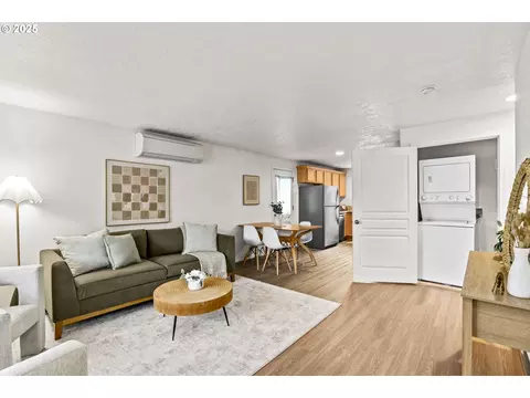 Living - 3031 Hummingbird Ln, Eugene, OR 97405 photo 3 of 5