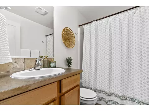 Bath - 3031 Hummingbird Ln, Eugene, OR 97405 photo 1 of 1