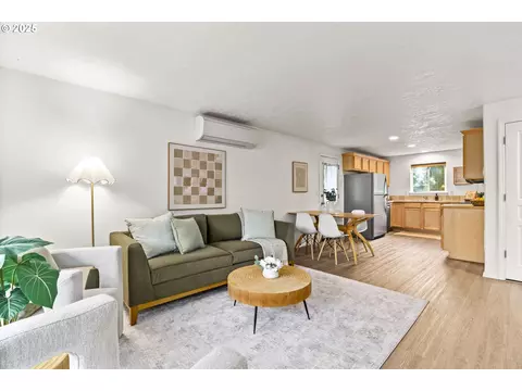 Living - 3031 Hummingbird Ln, Eugene, OR 97405 photo 2 of 5