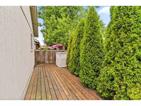 Exterior - 3031 Hummingbird Ln, Eugene, OR 97405 photo 6 of 9