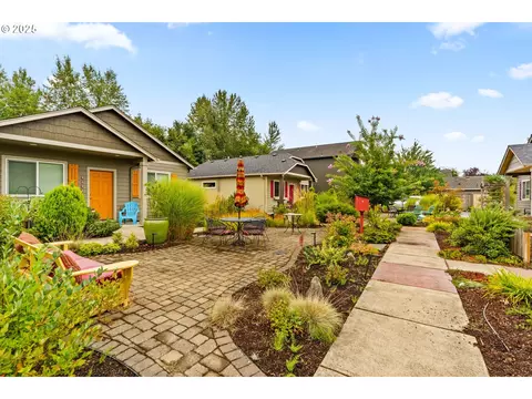 Exterior - 3031 Hummingbird Ln, Eugene, OR 97405 photo 8 of 9