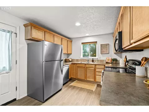 Kitchen - 3031 Hummingbird Ln, Eugene, OR 97405 photo 1 of 2