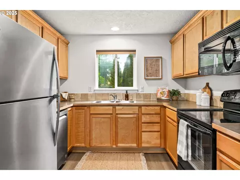 Kitchen - 3031 Hummingbird Ln, Eugene, OR 97405 photo 2 of 2