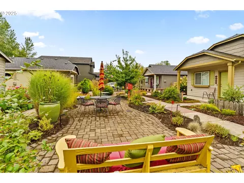 Exterior - 3031 Hummingbird Ln, Eugene, OR 97405 photo 7 of 9