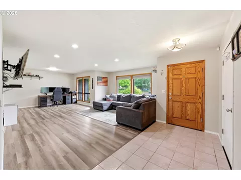 Entry Way - 2893 NE Juniper Ave, Gresham, OR 97030 photo 3 of 3