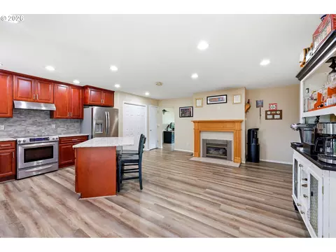 Kitchen - 2893 NE Juniper Ave, Gresham, OR 97030 photo 2 of 7