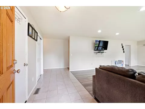 Entry Way - 2893 NE Juniper Ave, Gresham, OR 97030 photo 2 of 3