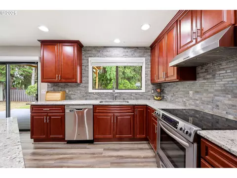 Kitchen - 2893 NE Juniper Ave, Gresham, OR 97030 photo 6 of 7