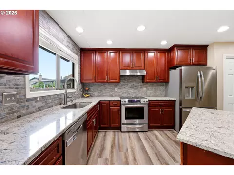 Kitchen - 2893 NE Juniper Ave, Gresham, OR 97030 photo 5 of 7