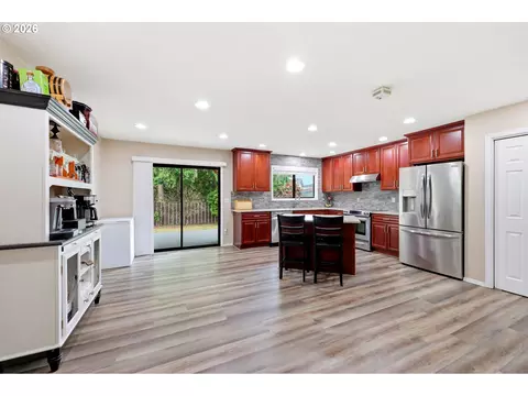 Kitchen - 2893 NE Juniper Ave, Gresham, OR 97030 photo 4 of 7