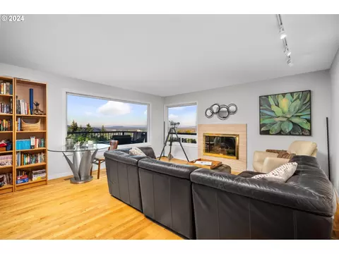 Living - 1060 Upper Devon Ln, Lake Oswego, OR 97034 photo 1 of 2