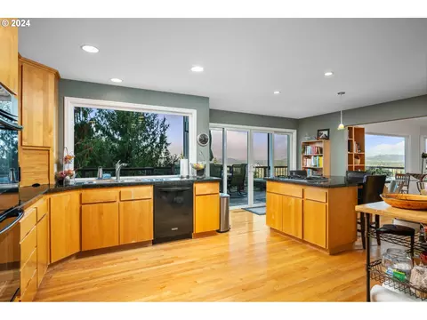 Kitchen - 1060 Upper Devon Ln, Lake Oswego, OR 97034 photo 4 of 5