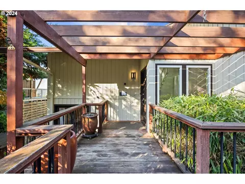 Exterior - 1060 Upper Devon Ln, Lake Oswego, OR 97034 photo 4 of 11
