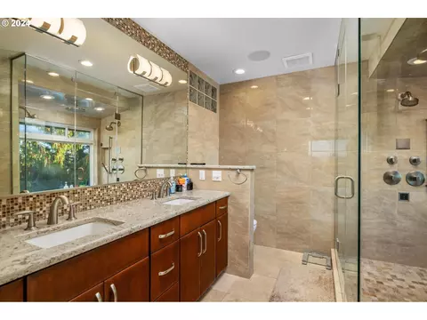 Bath - 1060 Upper Devon Ln, Lake Oswego, OR 97034 photo 1 of 4