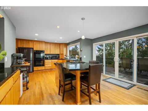 Kitchen - 1060 Upper Devon Ln, Lake Oswego, OR 97034 photo 2 of 5