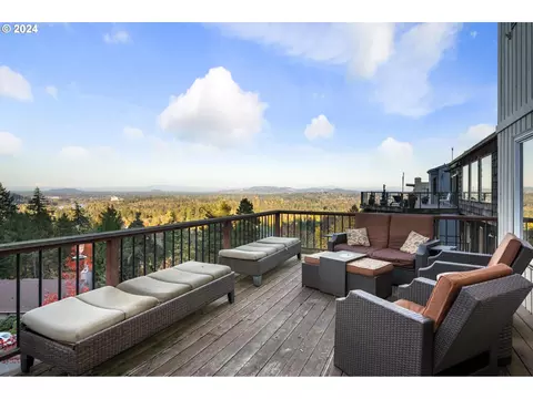 Exterior - 1060 Upper Devon Ln, Lake Oswego, OR 97034 photo 5 of 11