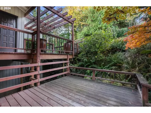 Exterior - 1060 Upper Devon Ln, Lake Oswego, OR 97034 photo 8 of 11