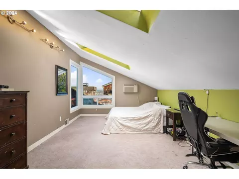 Bedroom - 1060 Upper Devon Ln, Lake Oswego, OR 97034 photo 6 of 6