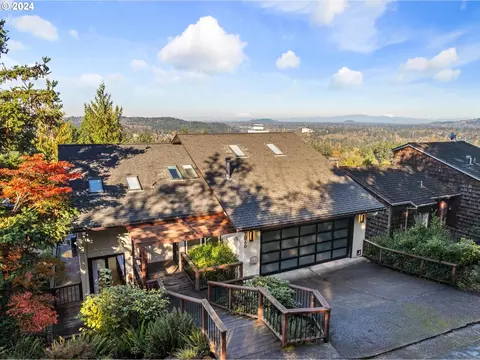 Exterior - 1060 Upper Devon Ln, Lake Oswego, OR 97034 photo 2 of 11