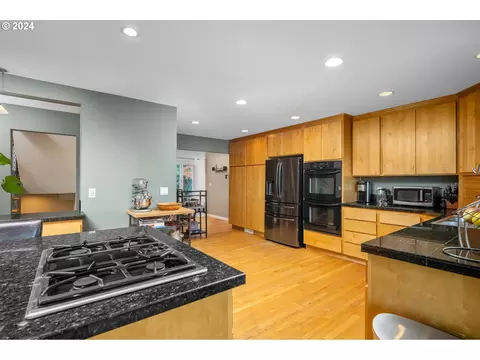 Kitchen - 1060 Upper Devon Ln, Lake Oswego, OR 97034 photo 5 of 5